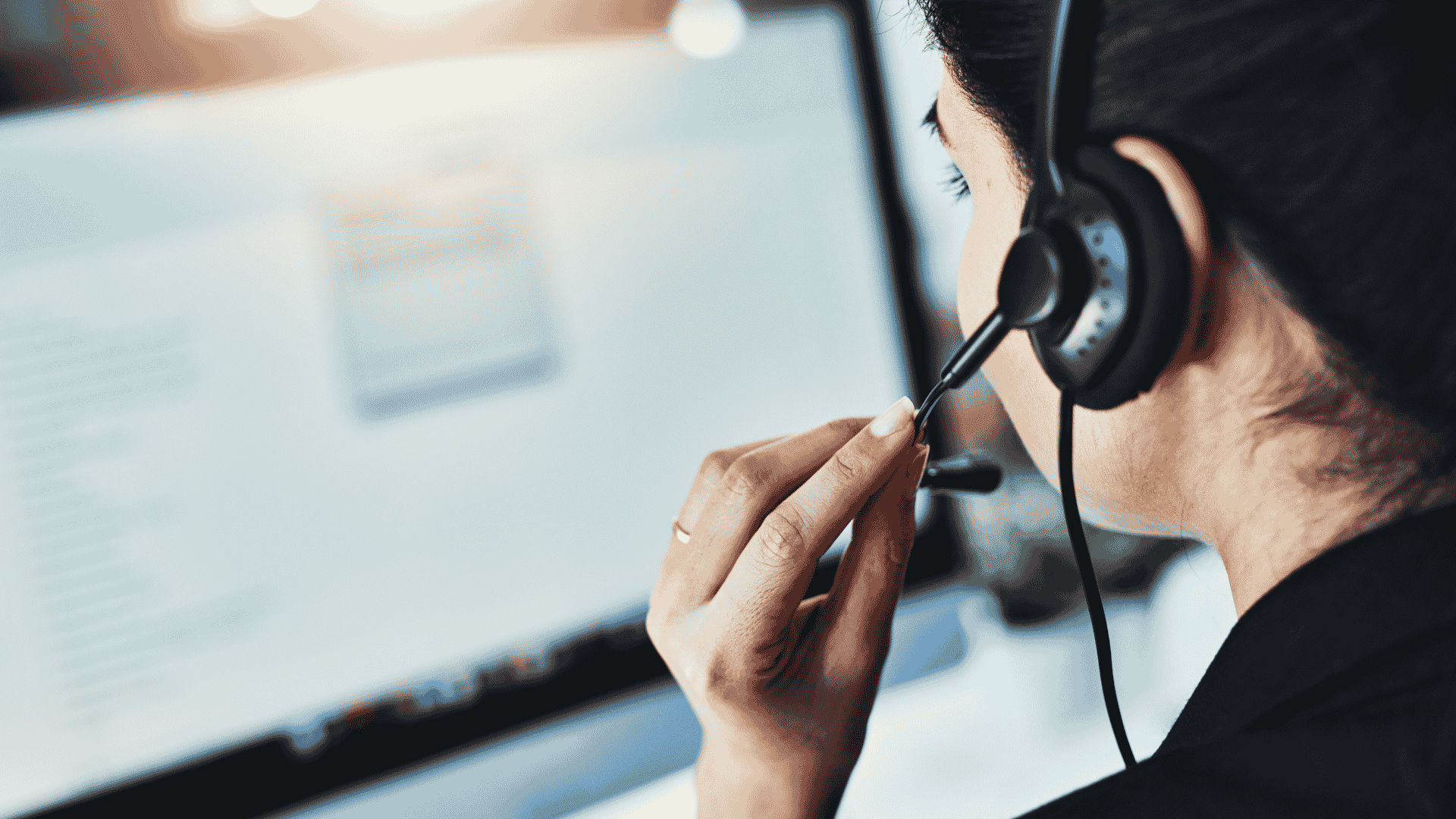 Profissional de apoio ao cliente com auricular, pronto para atender o seu contacto