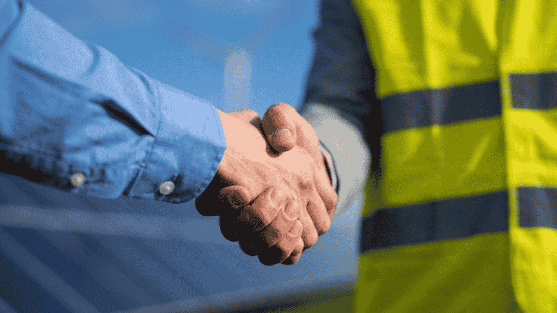 Poignée de main entre professionnels sur une installation de panneaux solaires