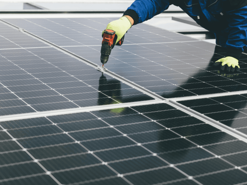 Técnico a trabalhar em energias renováveis — serviço GreenWorld