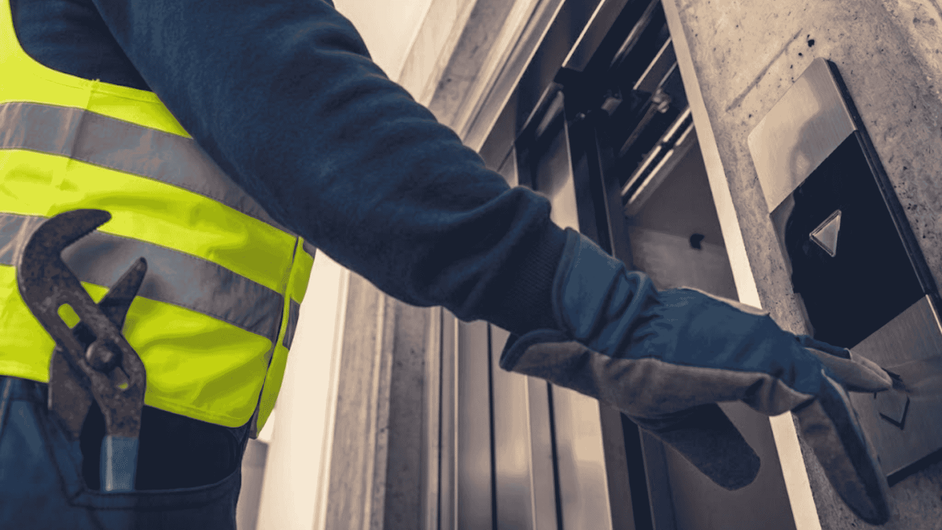 Técnico a trabalhar em manutenção de edifícios — serviço GreenWorld